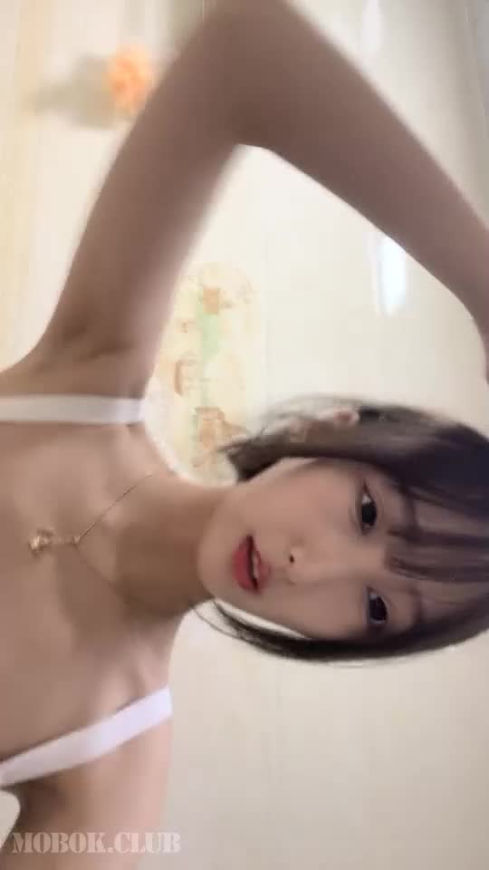#高颜值大眼萌妹，生活中女神范十足，白色连衣裙诱惑揉点此查看更多