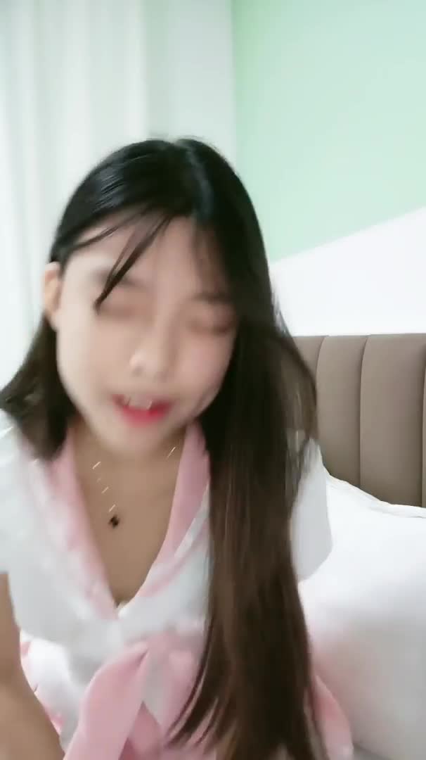 清纯嫩妹制服白丝露脸诱惑狼友，奶子比心听指挥跟狼友撩骚互动，撅着屁股给狼友看，掰开逼逼看特写精彩刺激点此查看更多