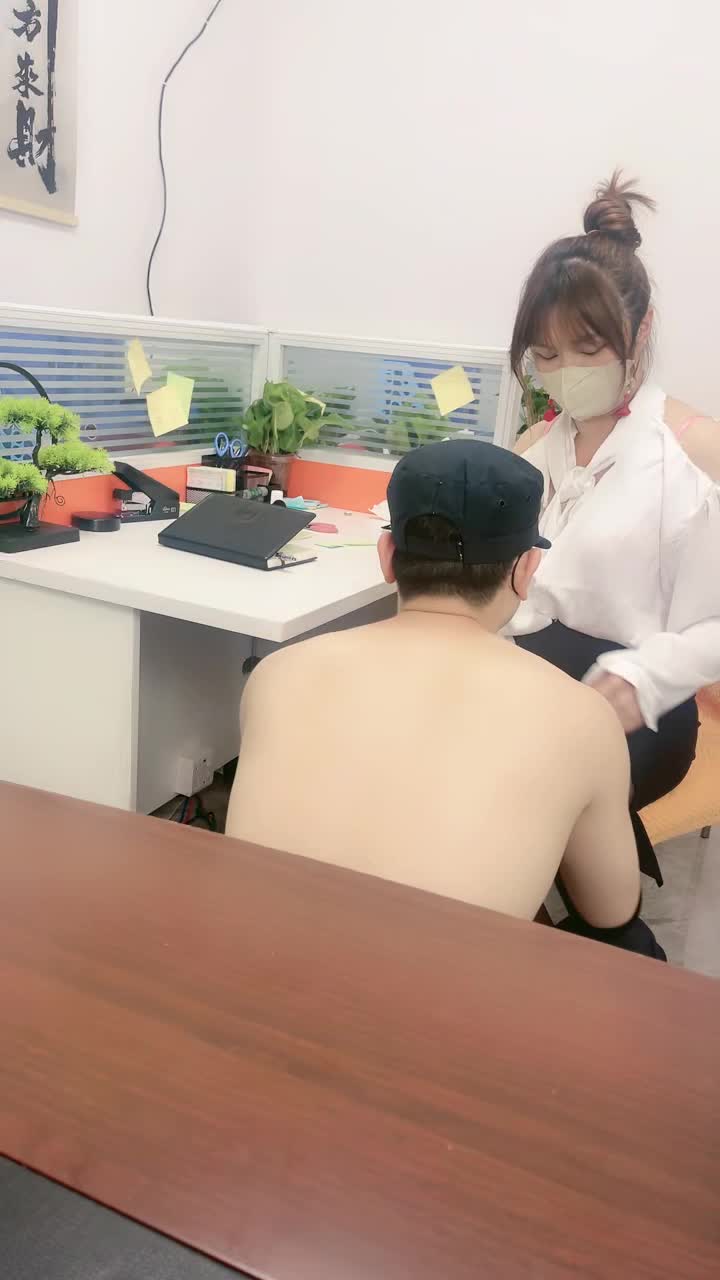 剧情演绎】攻略自己的大奶女同事，在办公室内激情啪啪啪❤️主动崛起屁股等待主人的大鸡巴插入剧情演绎】攻略自己的大奶女同事，在办公室内激情啪啪啪 主动崛起屁股等待主人的大鸡巴插入