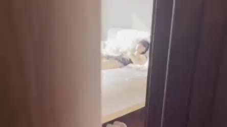 约了个30岁寂寞御姐，还没开始就先自慰渴求男人鸡吧插入
