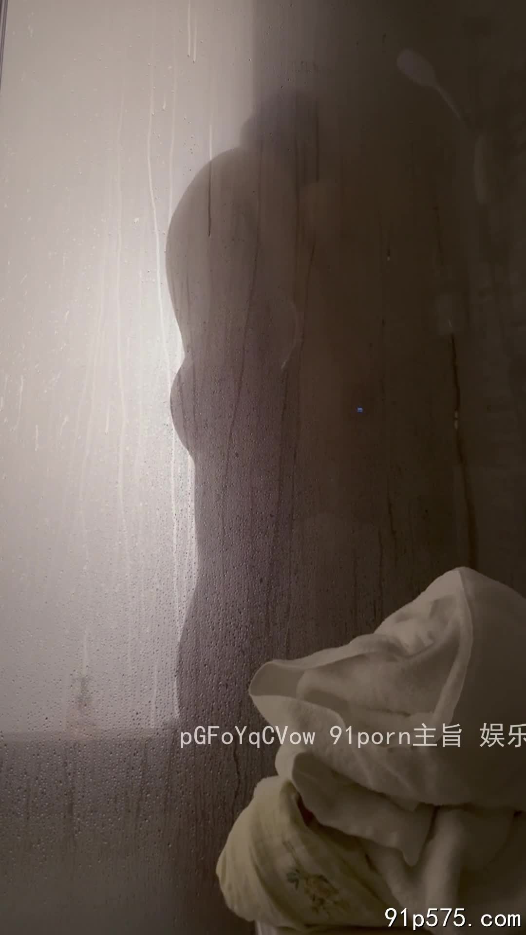 标题: 与女大母狗在淋浴间做爱，她疯狂喷水，说这辈子都没有过收藏: 1374作者: #Xxyy09876 关键词: #女大 #母狗 #淋浴间 #做爱 #疯狂 #喷水 #这辈子 #没有