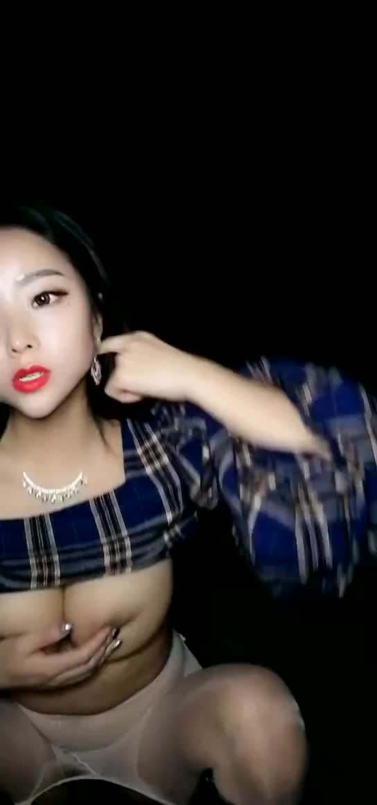 极品女神级欲女【妖媚女王狐狸精】粉嫩小穴骚货午夜勾搭牛仔裤屌丝户外野战 玩到喷水再站炮插入点此查看更多