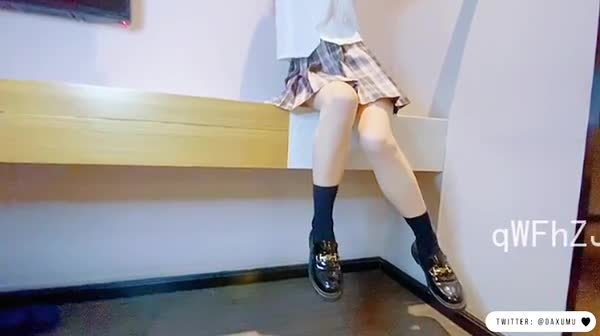 要尿了这个姿势，反差宝藏学妹摇身一变听话jk小女友
