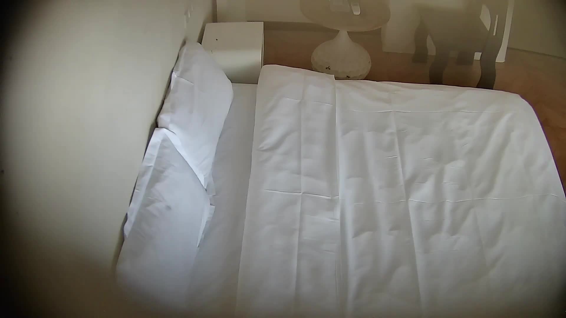 七月最新流出安防酒店偷拍 大肚腩领导把别人的白嫩人妻带到酒店开房练习一下加藤鹰金手指掏穴热身