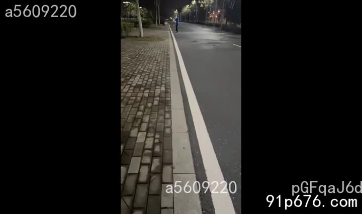 标题: 现实中结婚很多年，发小换妻，没事就换着玩，这次公厕玩刺激#广告合作 @cypdp。每天更新视频，大家多分享给朋友。不限制转发分享和下载。关键词: #现实 #结婚 #很多年 #发小换 #没事 #这次 #公厕 #刺激