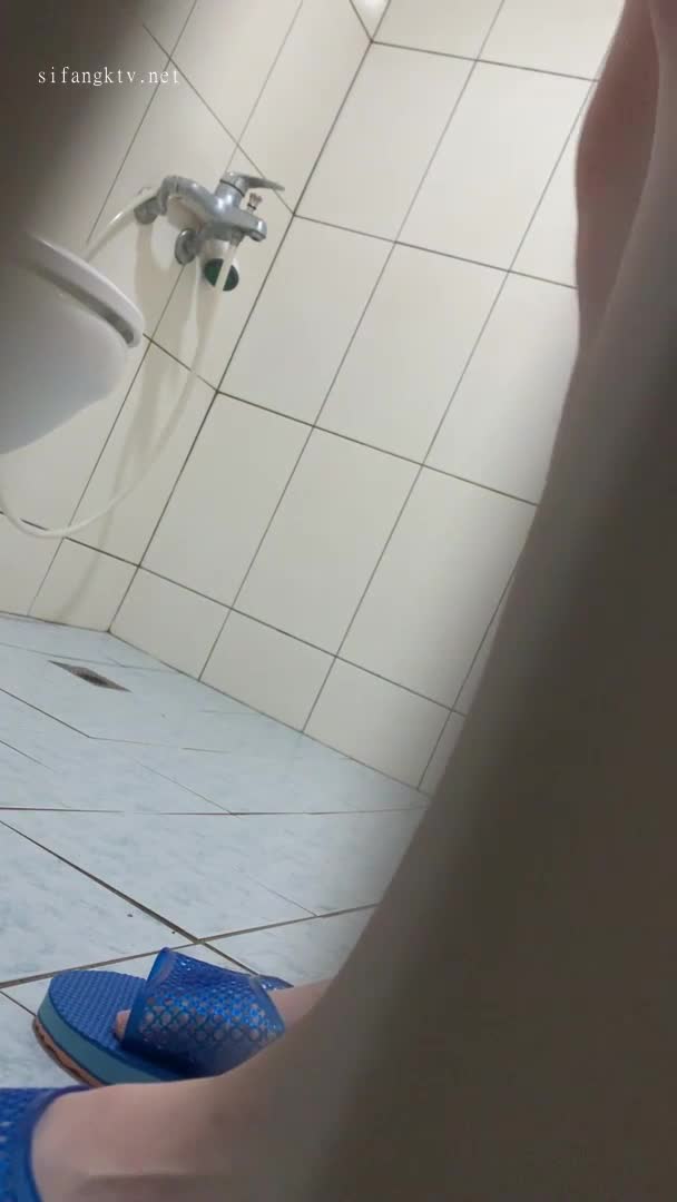邪恶的房东暗藏摄像头偷窥漂亮的美女租客洗澡 身材不错茂密的黑森林