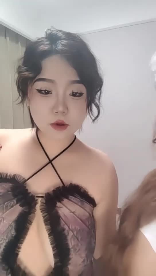 精品推荐 巨乳双萝莉『猫猫猫咪』大屌狂干互插道具吸奶头爽到喷水