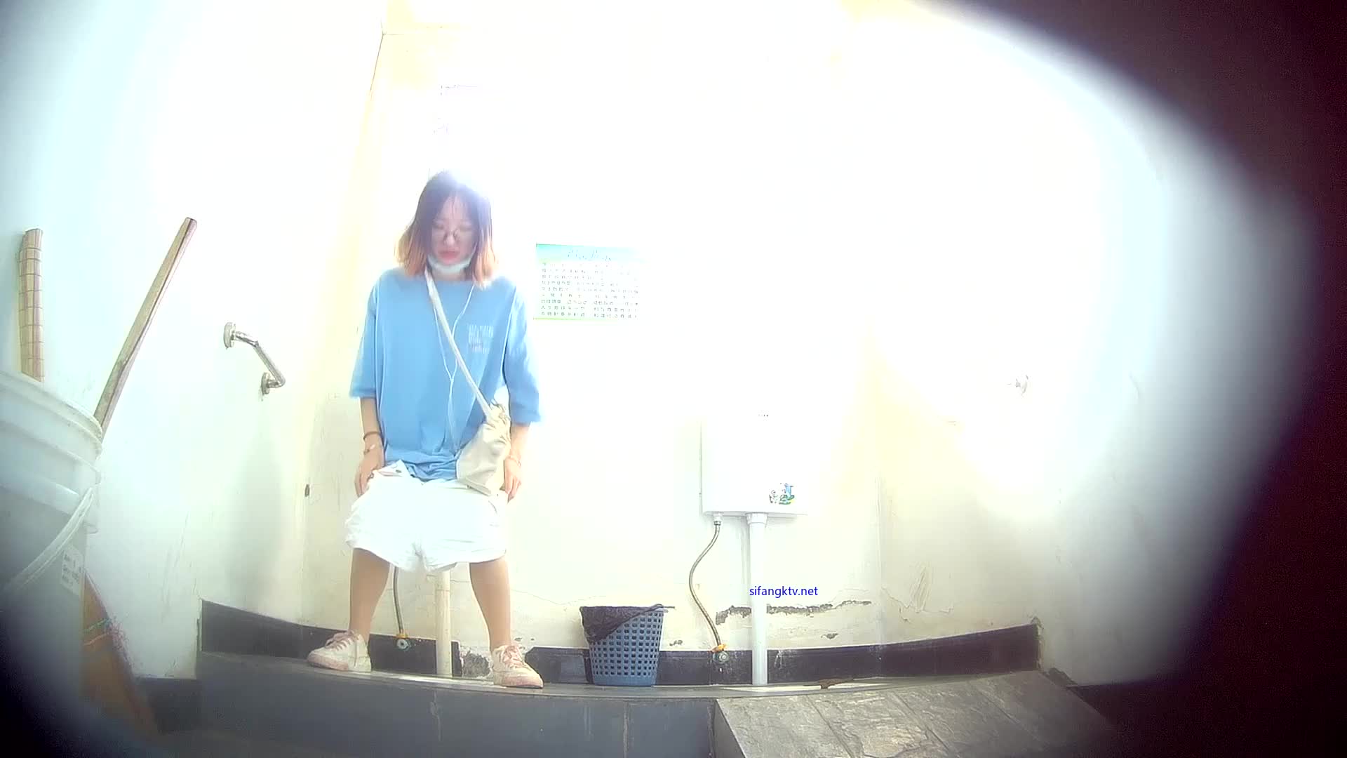 公园女厕双镜头偷拍 多位少妇各种姿势嘘嘘