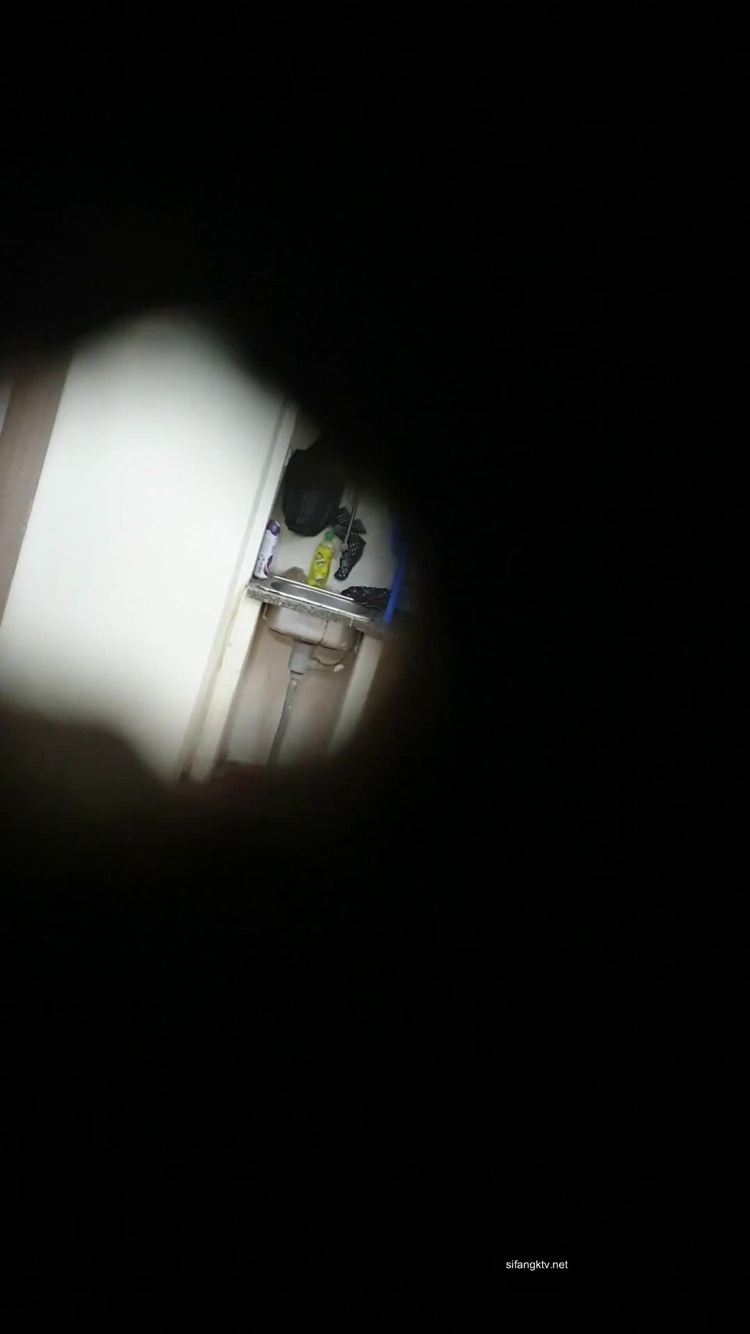 偷拍出租房女邻居️屌丝掏洞偷拍附近两个女邻居日常全裸在家 真刺激