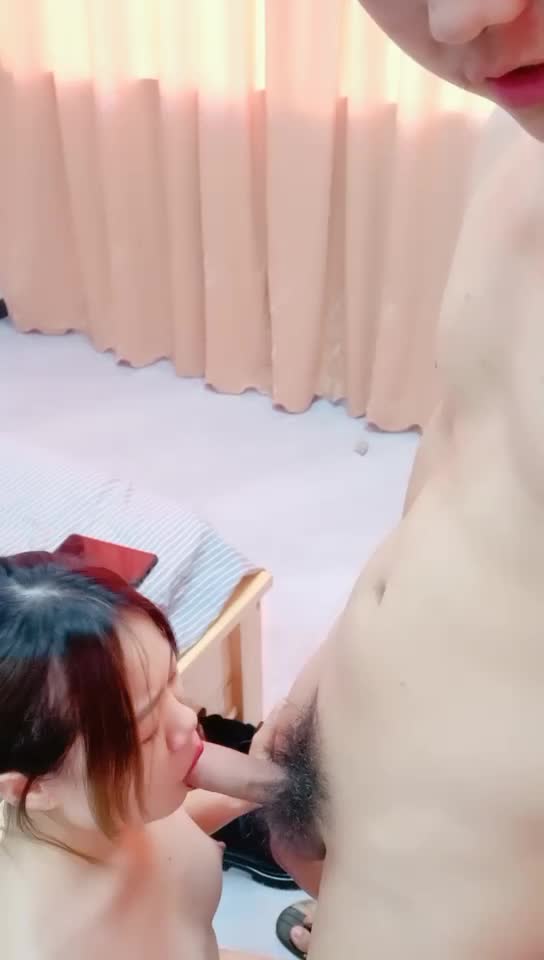 风骚的小少妇黑丝情趣自慰骚穴，给小哥口交大鸡巴，69玩弄舔着逼草嘴，主动上位抽插浪叫，让小哥后入草屁股