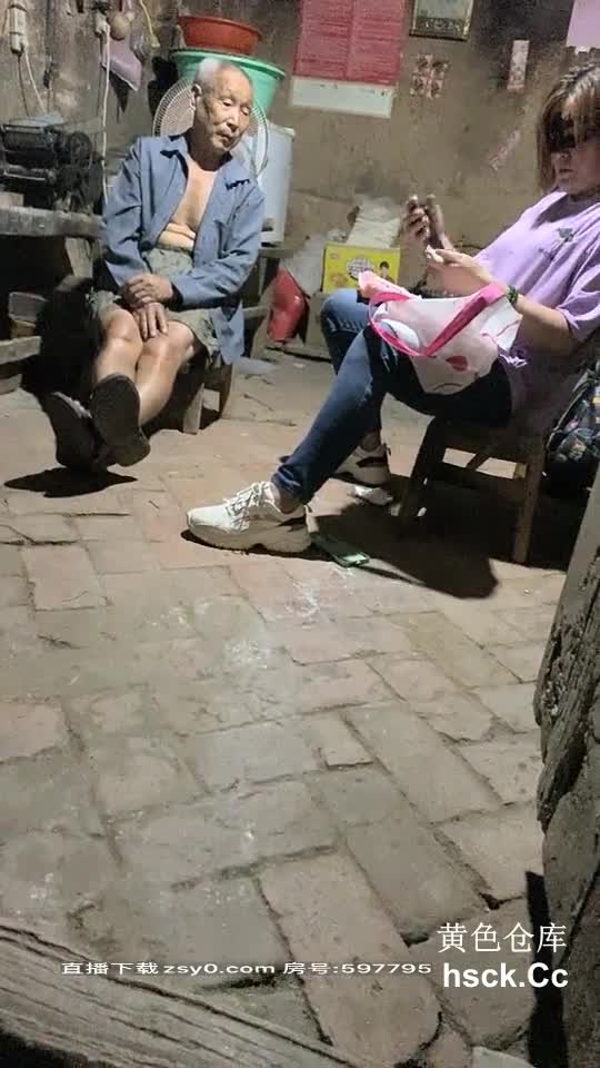 标题: 骚逼少妇农村勾搭一个人在家的老大爷给大爷口交大鸡巴还挺硬