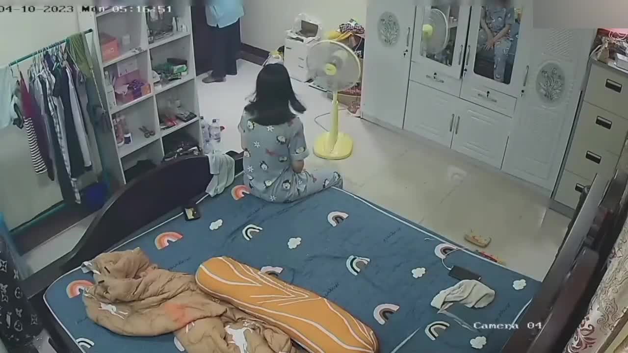 儿子不在家，丑公公按到儿媳妇强上。