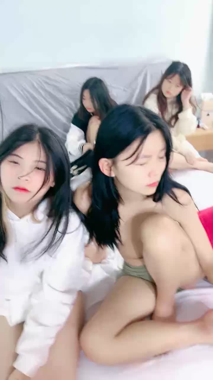 #清纯 #00后 #嫩穴 #大场面 #群P1个2个3个～～～太多数不过来一群甜美清纯00后妹妹，嫩穴小骚逼，特写后入抽插 大场面大制作