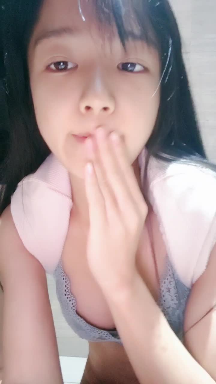 #清纯 #无毛 #自慰 外表清纯妹妹 脱下紧身裤，无毛小骚逼 在公共厕所自慰
