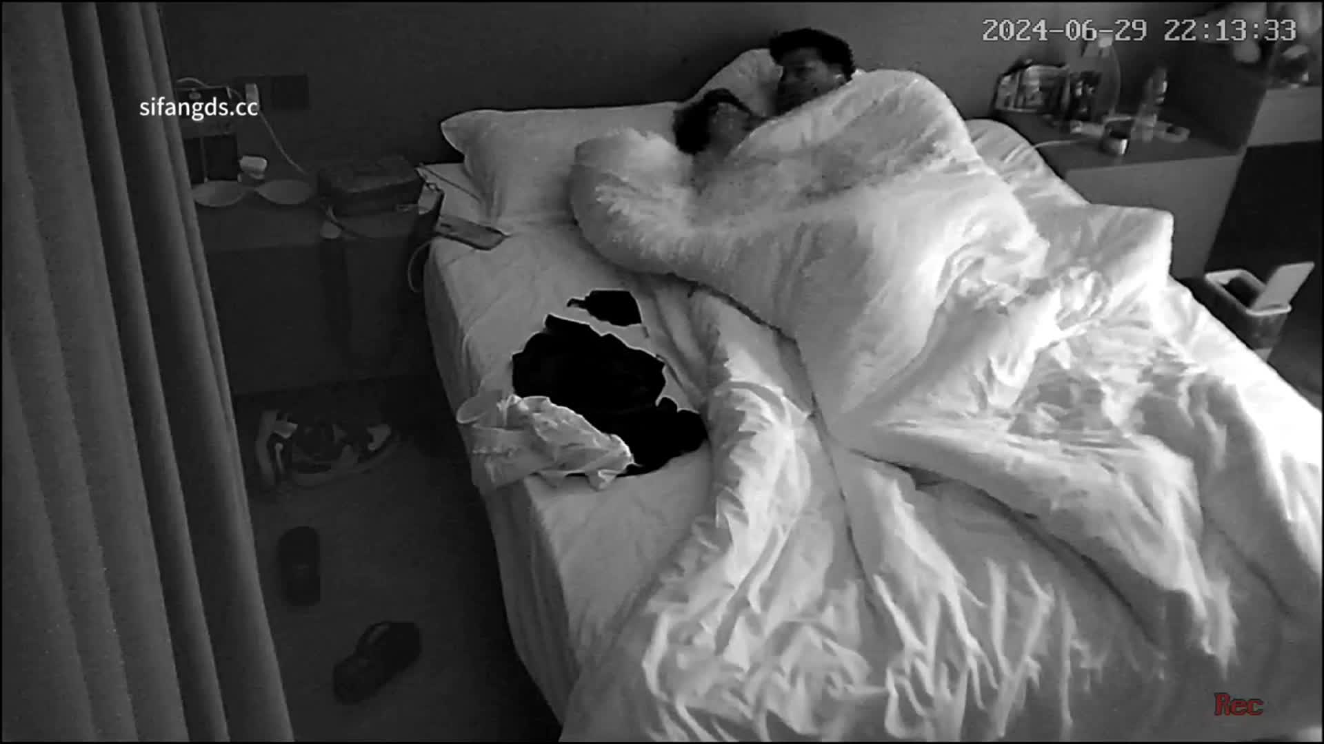 6-29流出民宿酒店偷拍 长发A4腰蜜桃臀美女 被男炮友（应该是美女的领导）干得哇哇叫