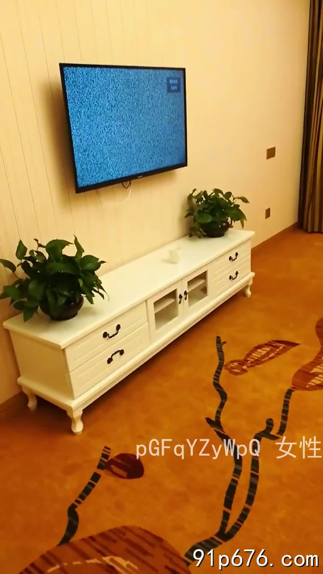 标题: 性感女房客让我去她家帮忙换灯泡 发现她床上居然还有情趣用品收藏: 137作者: #soapytowek    关键词: #性感 #女房客 #她家 #帮忙 #灯泡 #发现 #床上 #居然 #情趣用品