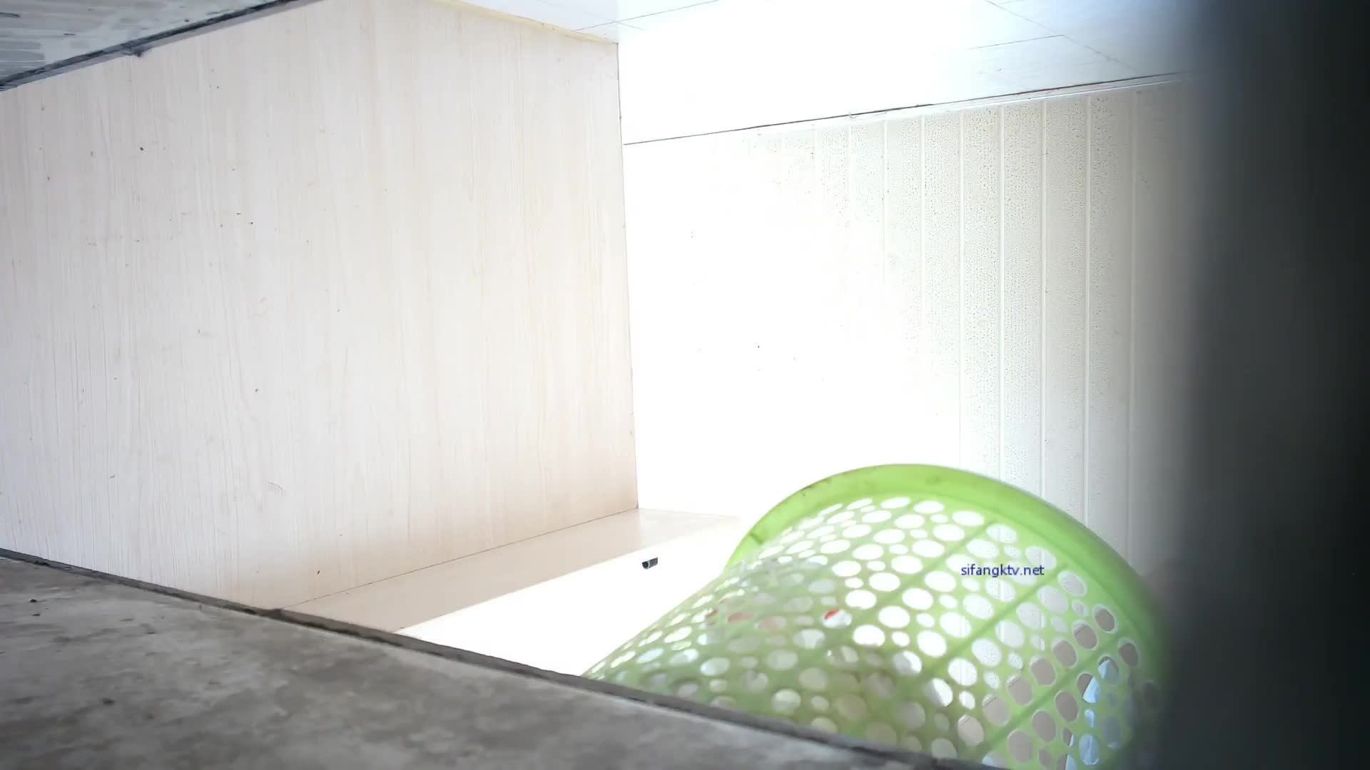 纸箱厂女厕刁钻视角全景偷拍多位美女少妇各种姿势嘘嘘