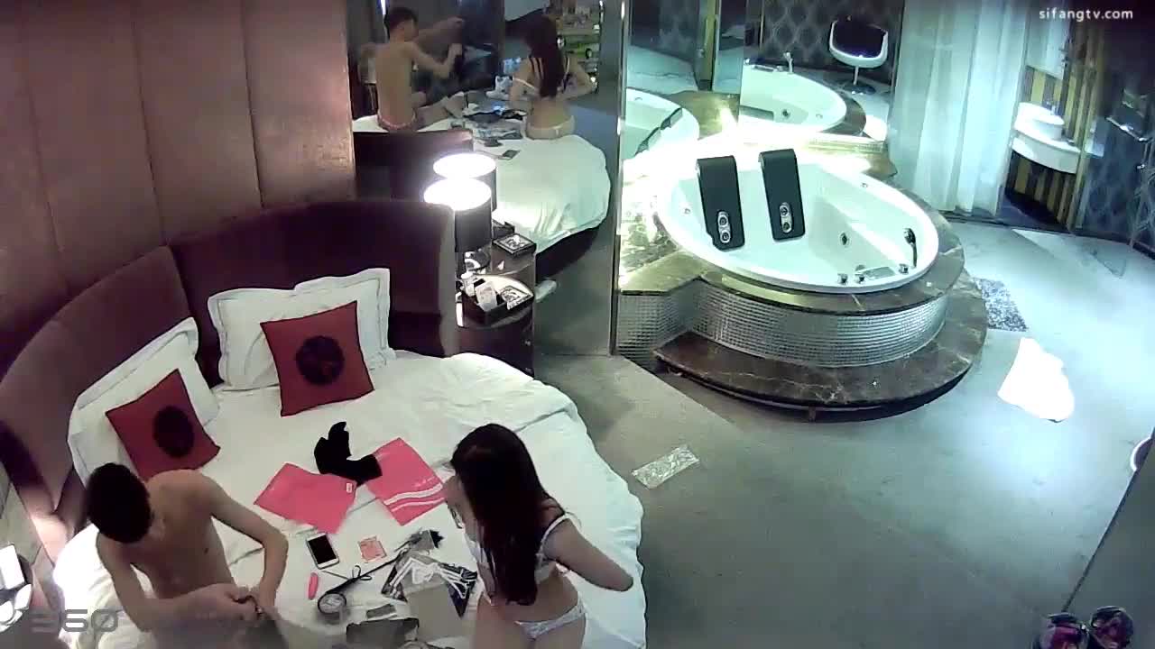 酒店偷拍小情侣激情啪啪买了一堆情趣用品苗条美女骚得狠呻吟声听的心痒痒