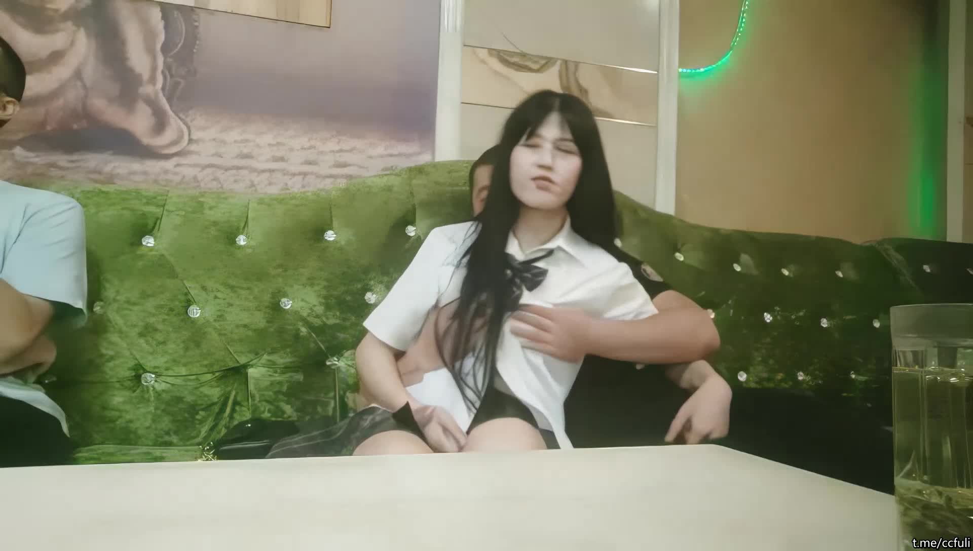 全网商K只此一家，今夜学生妹主题，清纯JK小萝莉，沙发后入，抱起大腿狂啃