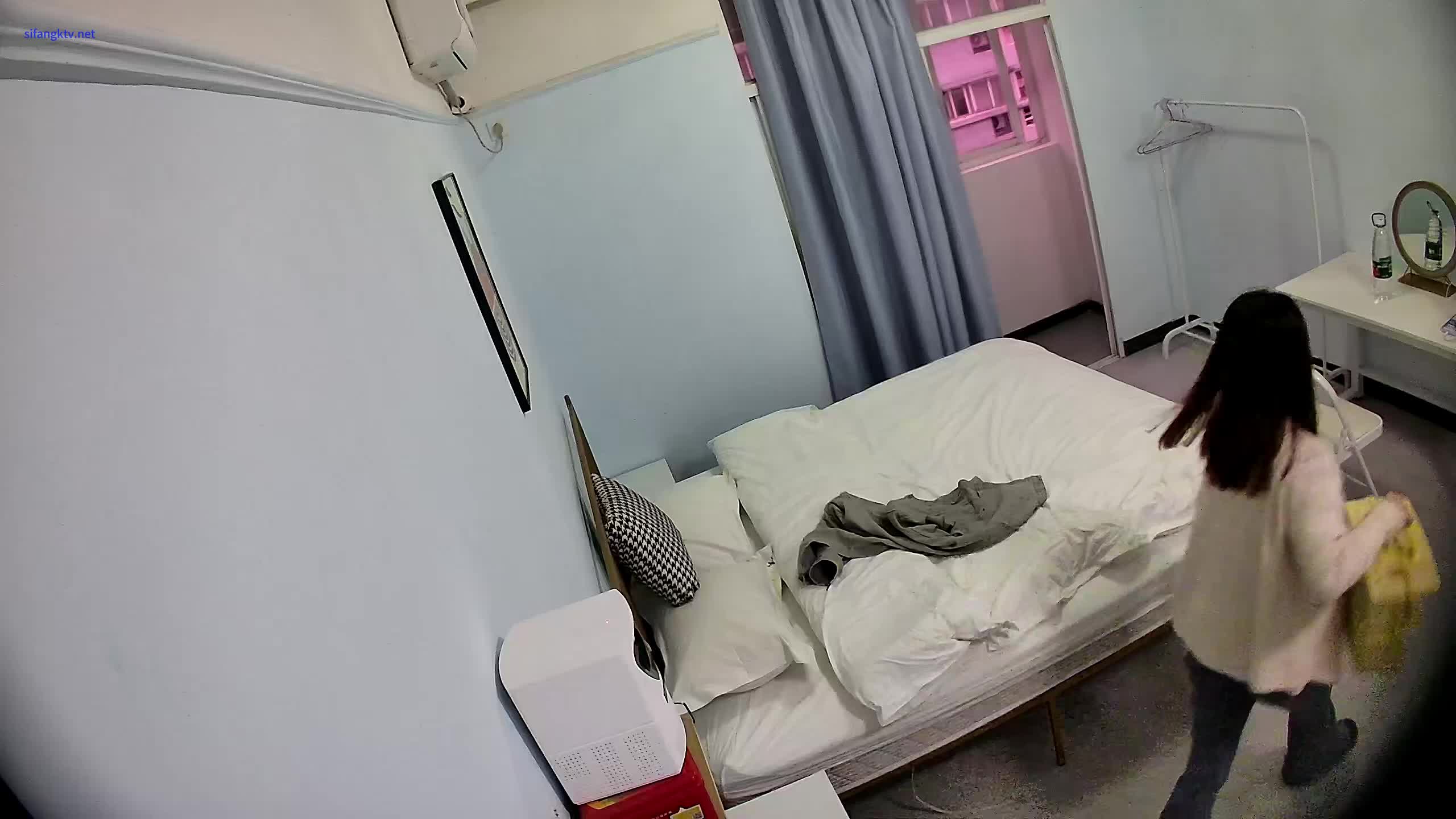 酒店高清偷拍️稚嫩学妹和男友开房被男友无套外射后背上