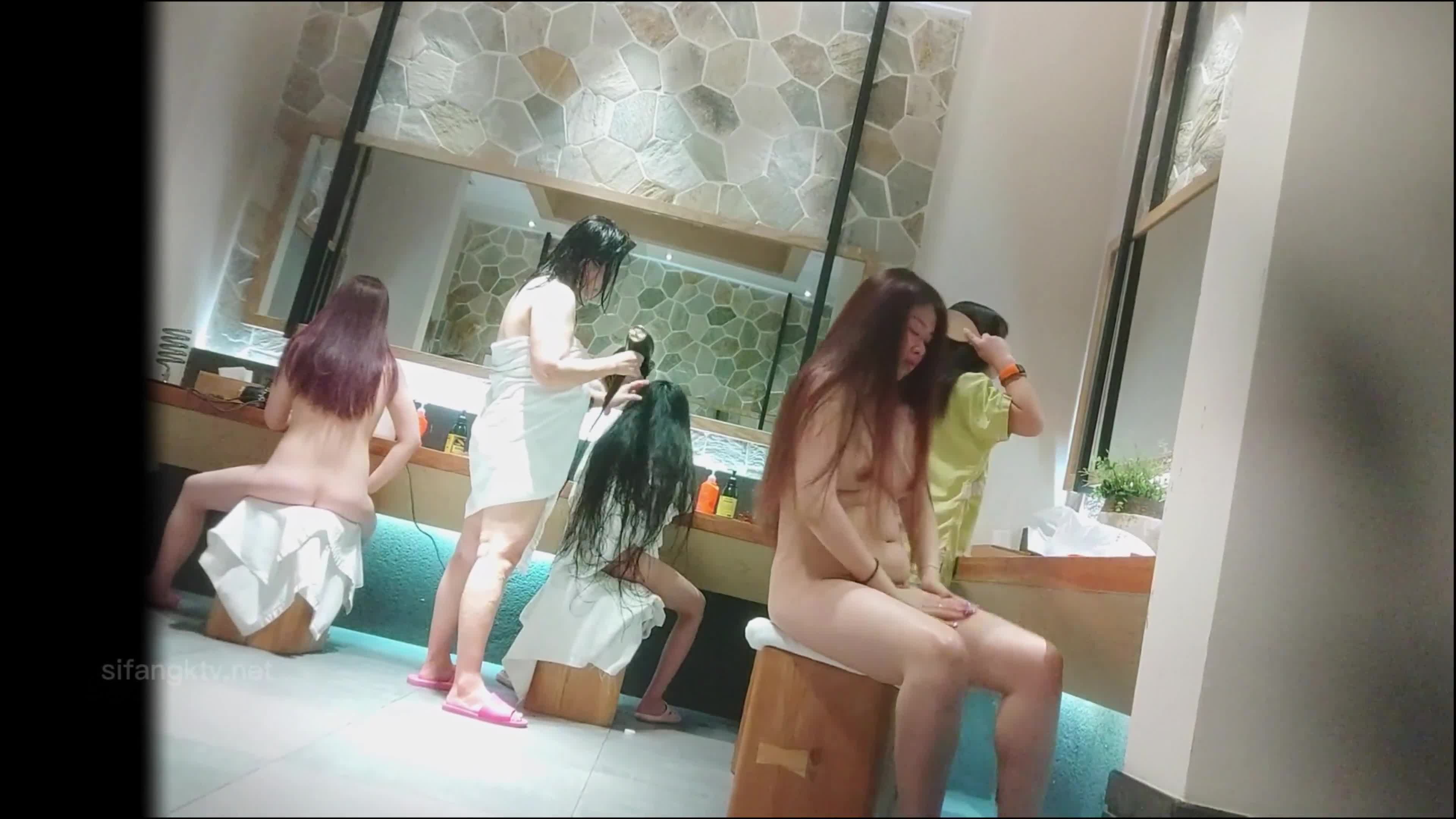 澡堂子内部员工偷拍 专门挑身材好皮肤白的美女洗澡换衣服