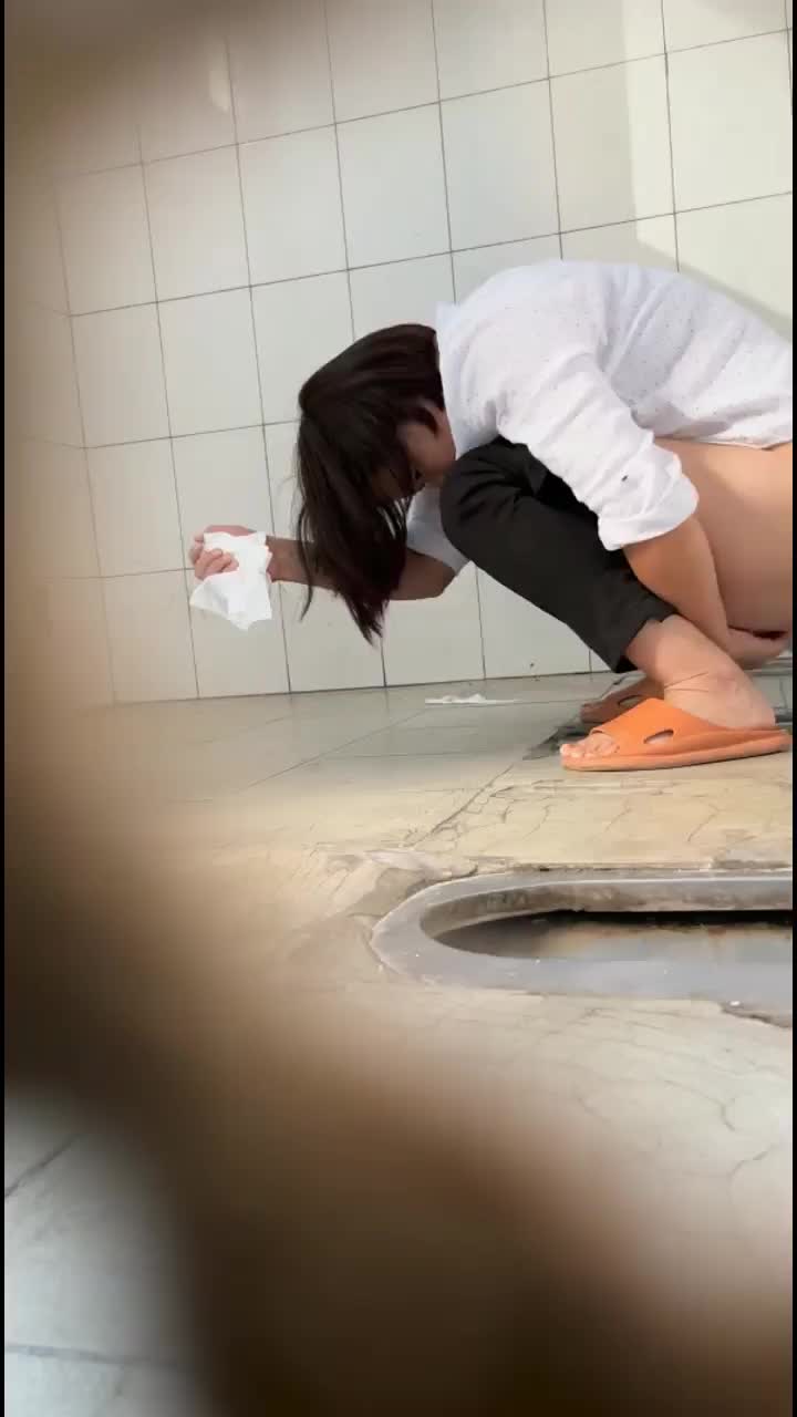 8月 女拍手旱厕偷拍 无门无隔间临场感十足