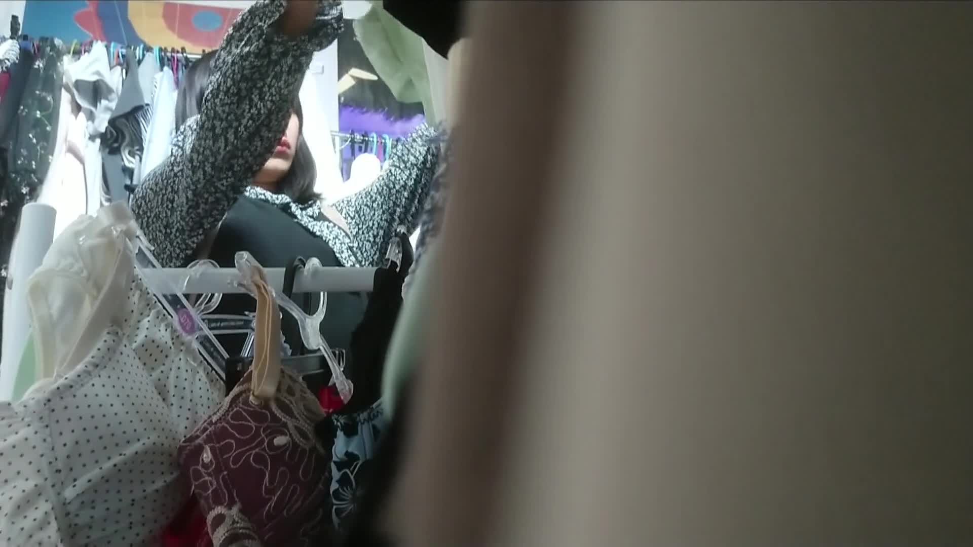 【试衣间春光】商场试衣间针孔摄像头前后夹击，换着衣服结果忍不住揉胸 捏着乳粒挑弄舒服极了 大饱眼福Q弹美乳