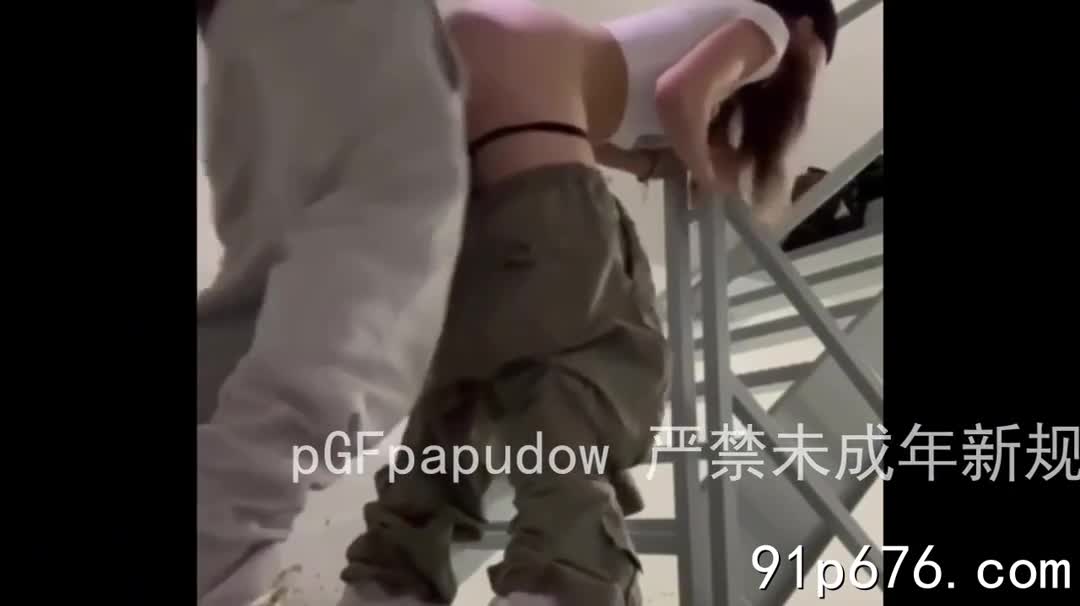 标题: 黑人狂操娇小老婆，在楼梯口野战，然后再操到房间里收藏: 499作者: #cloudfire 关键词: #黑人 #狂操 #娇小 #老婆 #楼梯口 #野战 #操到 #房间