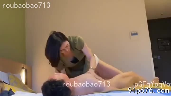 标题: Awesome mature woman from the same neighborhood! She twists her waist crazily and reaches climax continuously!收藏: 27#广告合作 @cypdp。每天更新视频，大家多分享给朋友。不限制转发分享和下载。