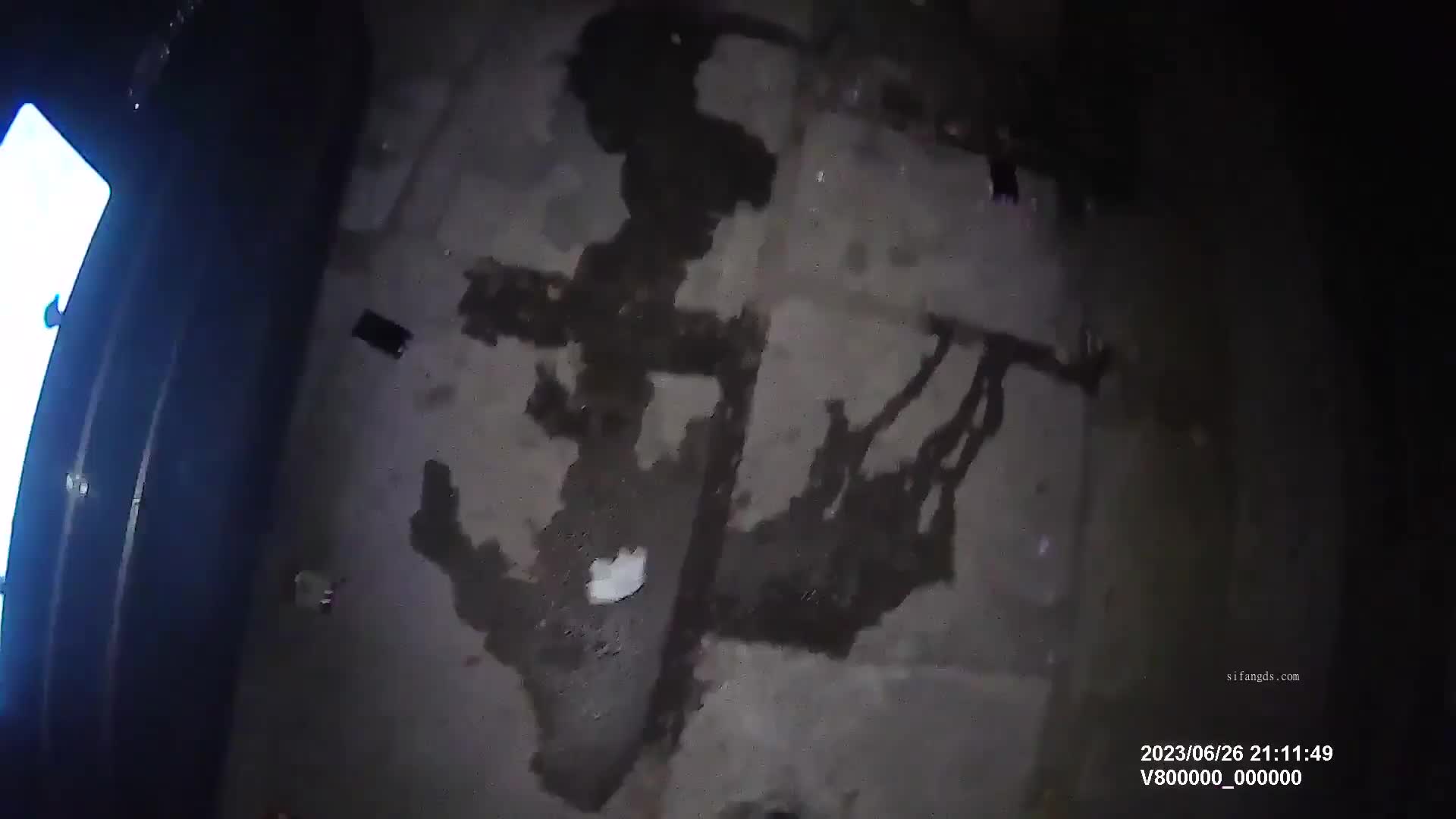 传说中的国产野外放尿神作 两位姑娘光顾临路边老赵家大牌档嫌弃厕所太脏偷偷到停车场随地大小便活该被偷拍