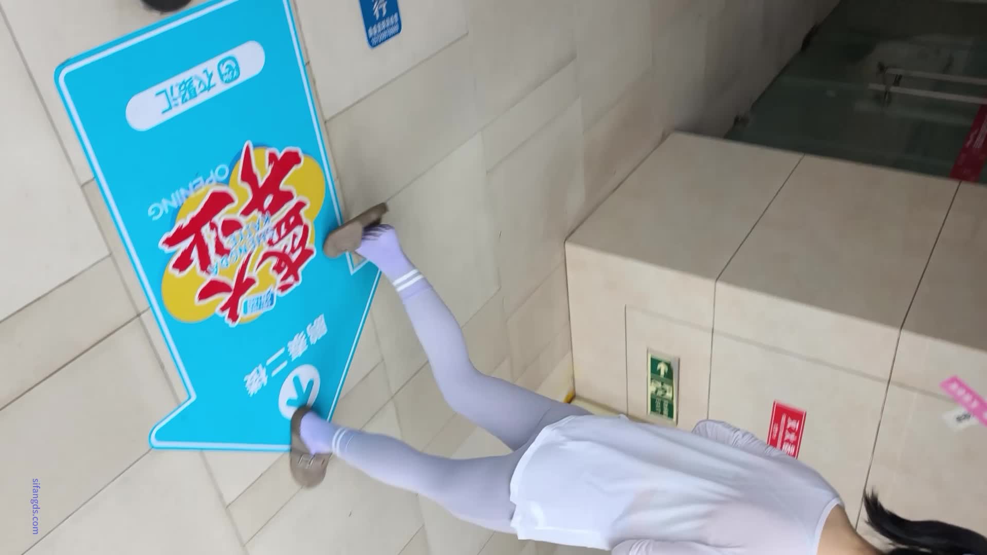 7月新流出精品厕拍大神商场假装打电话尾随美女进厕所高清拍逼尿很急的珍珠拖鞋少妇VS瑜伽裤美女