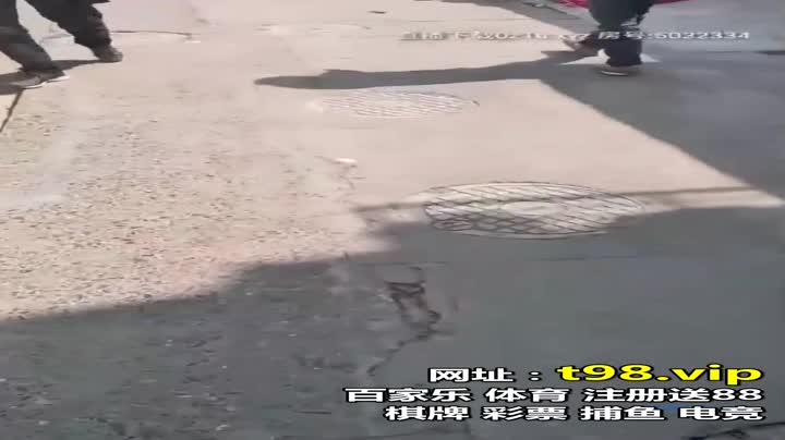 【站街女探花】向西哥小县城乡下红灯区偷拍站街女大街小巷弄堂里找个大眼美眉吹箫_操逼