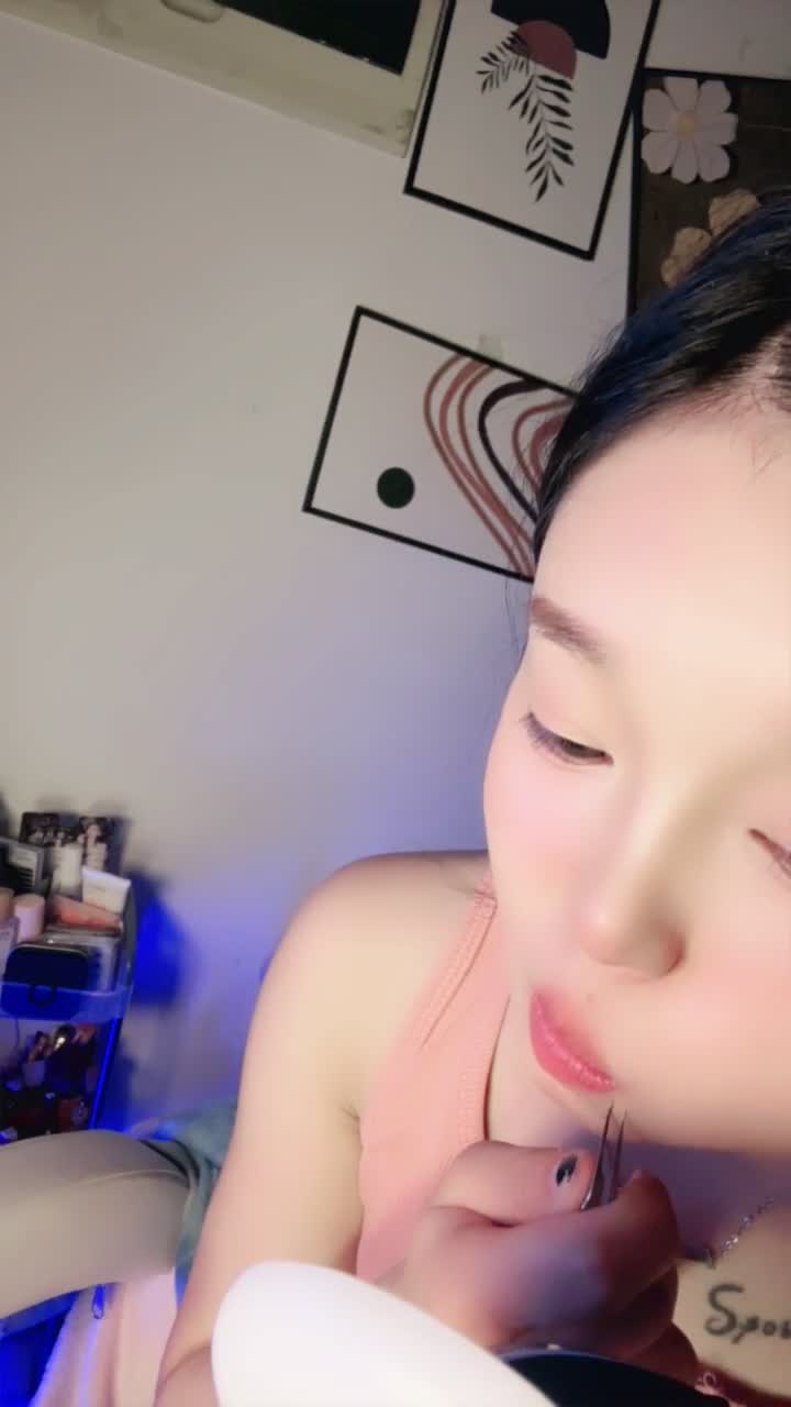 疯狂推荐！女神尺度突破，颜值小浪蹄子【北京妹妹】下海福利，脸穴同框，道具狂插，爽到喷水
