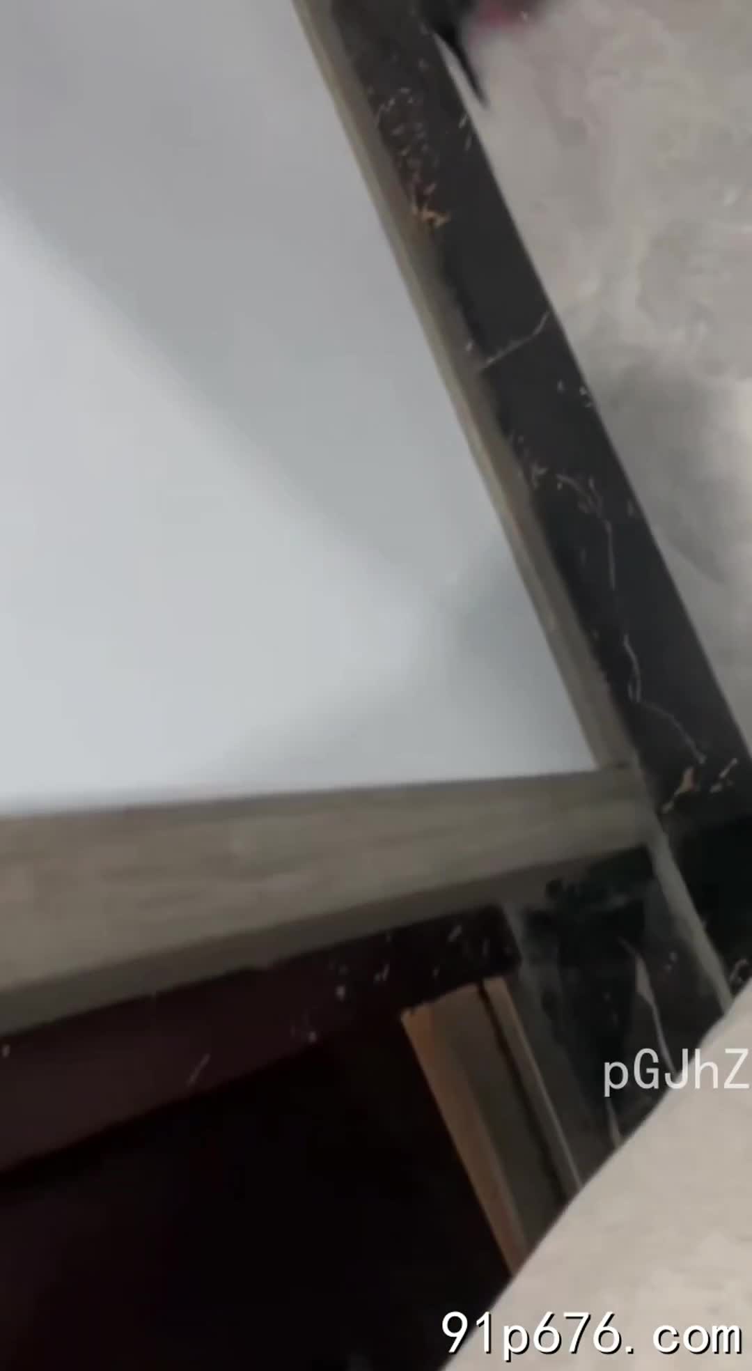 标题: 嫂子叫我去他们家吃饭喝酒，趁哥哥醉了躺在卧室，嫂子被我在客厅强上收藏: 117作者: #mm5235    关键词: #嫂子 #吃饭 #喝酒 #哥哥 #卧室 #嫂子 #客厅 #强上