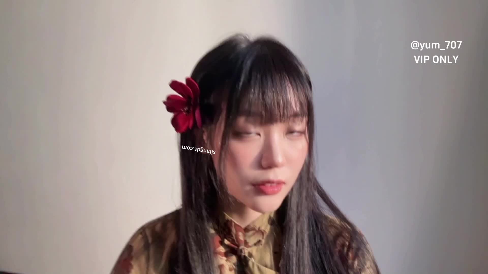 7月新品，推特露脸福利姬！艺校活泼美女【玉米yum_707】最新VIP专享，开档丝袜手指自慰很骚