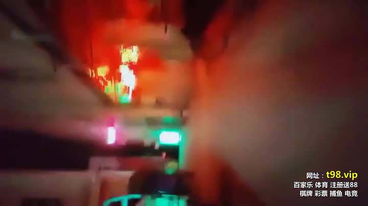【站街女探花】深夜街头美女肆虐完全不同于白天的老女人挑中苗条嫩妹出租房内后入干逼爽