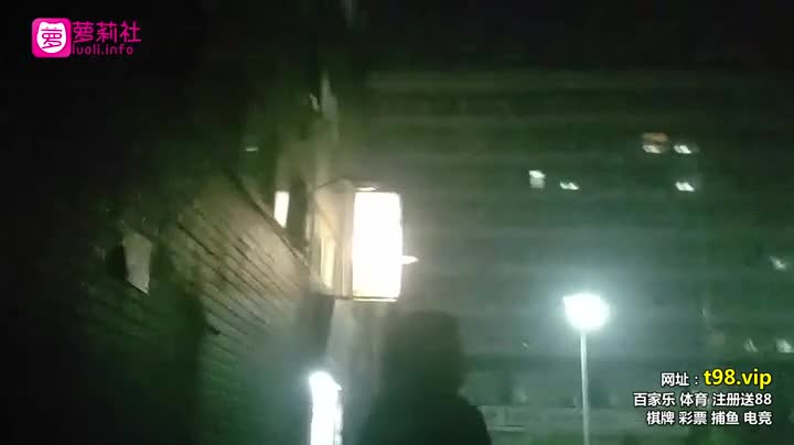 【站街女探花辉哥】夜探惠州红灯区150块找了个黑衣小妹到小旅馆吃快餐近景偷拍~1