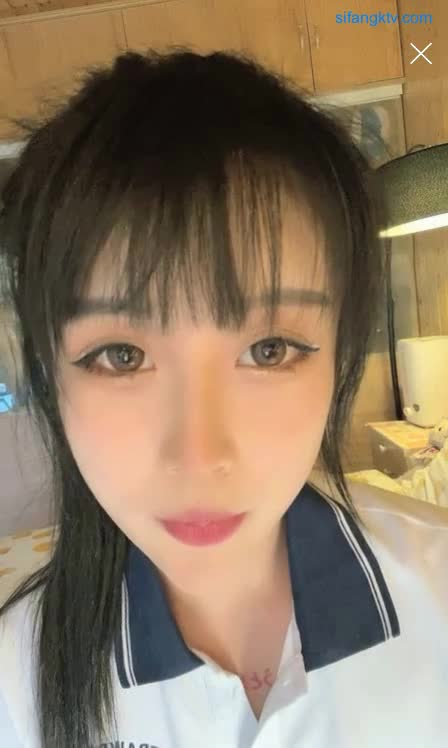#直播 大眼睛纯情的脸蛋儿，还有木瓜般挺拔粉嫩的大奶子