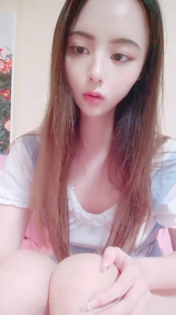 【#今夏】清纯邻家妹妹 19岁反差校花女神！极品大长腿~馒头一线天~按摩棒道具自慰