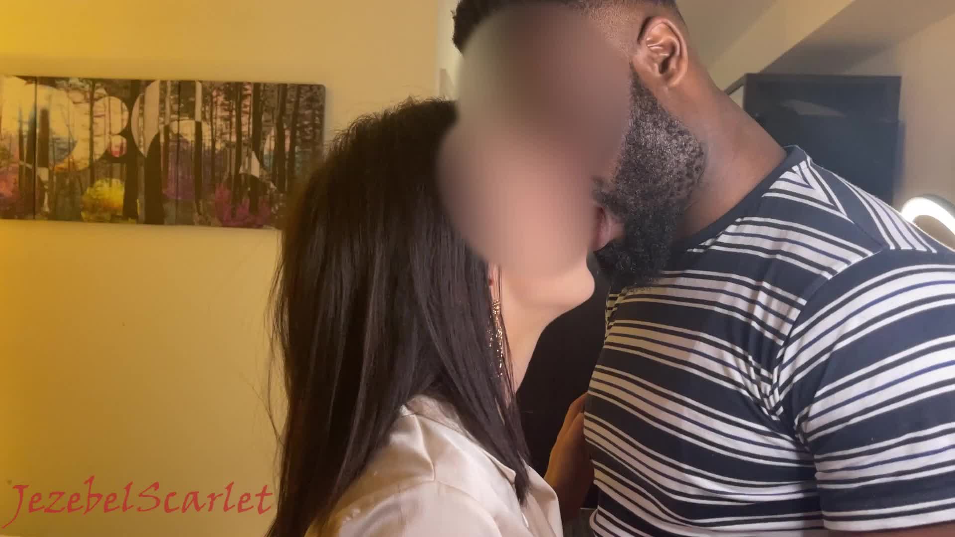 Onlyfans淫妻流出，媚黑人妻在被黑人操爽以后，高兴地爬到绿帽老公面前一口将绿帽的肉棒含住，绿帽在一旁欣赏他们做爱撸管 #淫妻绿帽 #3P #黑人#jezebelscarlet速游VPN跑满千兆只做最快