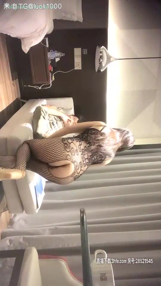 卷发哥让性感高颜值美女换上情趣黑丝装跳艳舞调情,感觉来了床上各种花招边操边说骚话.翘着屁股后人猛操