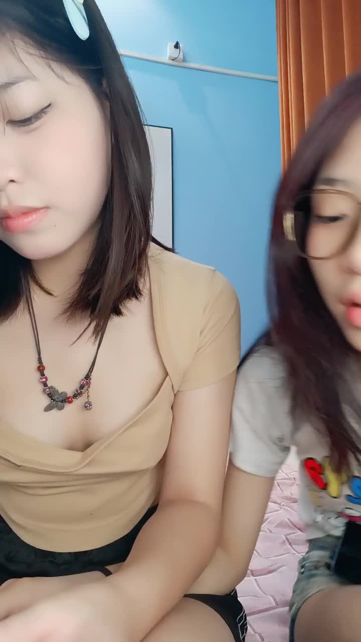 新来的 #姐妹花，年轻貌美一起酒店发骚，听狼友指挥脱光光展示，掰开阴唇给狼友看粉嫩逼逼，精彩又刺激别错过 免费看片导航