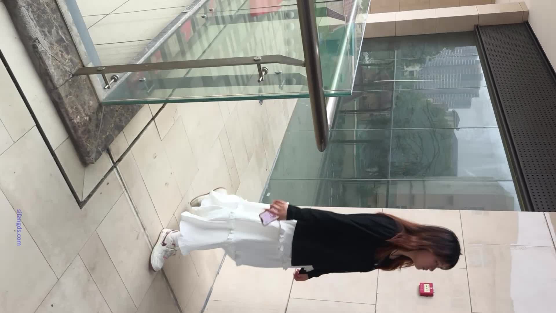 七月新流出厕拍大神 商场假装打电话尾随两个美女进女厕拍逼银色凉鞋妹子的逼挺性感的