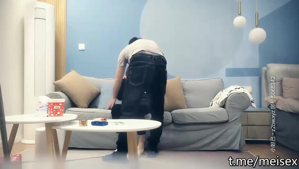 背上纹身少妇沙发上啪啪，后入骑坐抱起来大力抽插猛操速游VPN跑满千兆只做最快