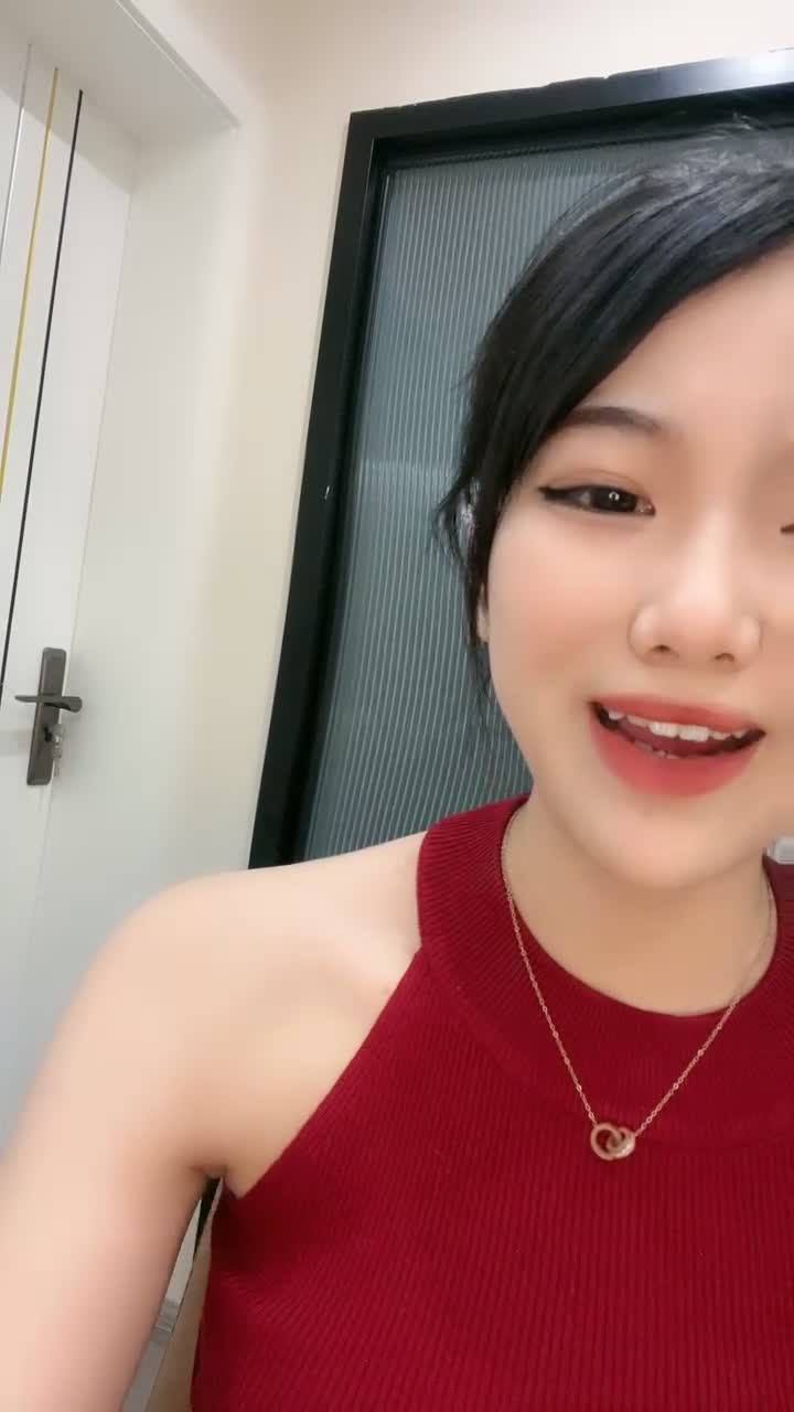 网红女神才艺女主播露脸跟狼友嗨，互动撩骚淫声荡语不断燃情大秀，火辣艳舞诱惑，奶子乱颤粉嫩的骚穴自慰