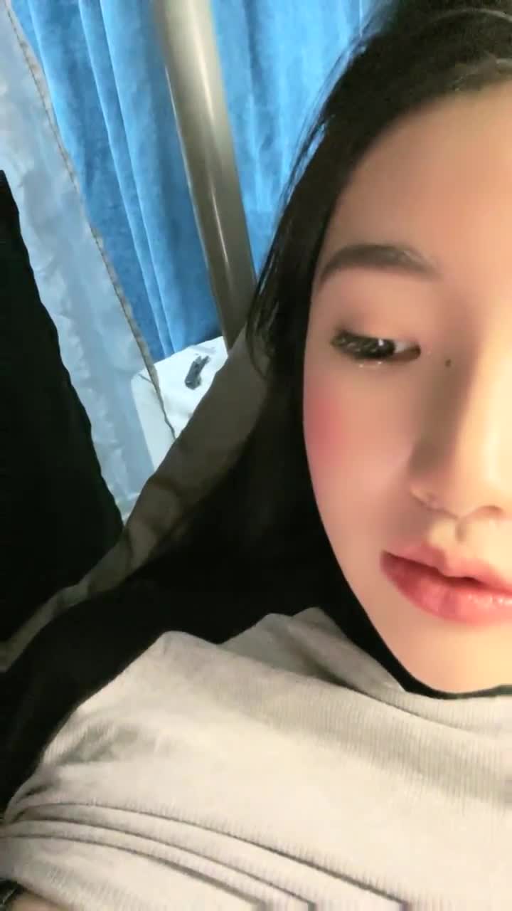 #大二学妹 G奶校花下海~纯到爆炸，【大二学妹】，宿舍脱光，天然白虎馒头穴，小穴超肥，奶子又大又软速游VPN跑满千兆只做最快