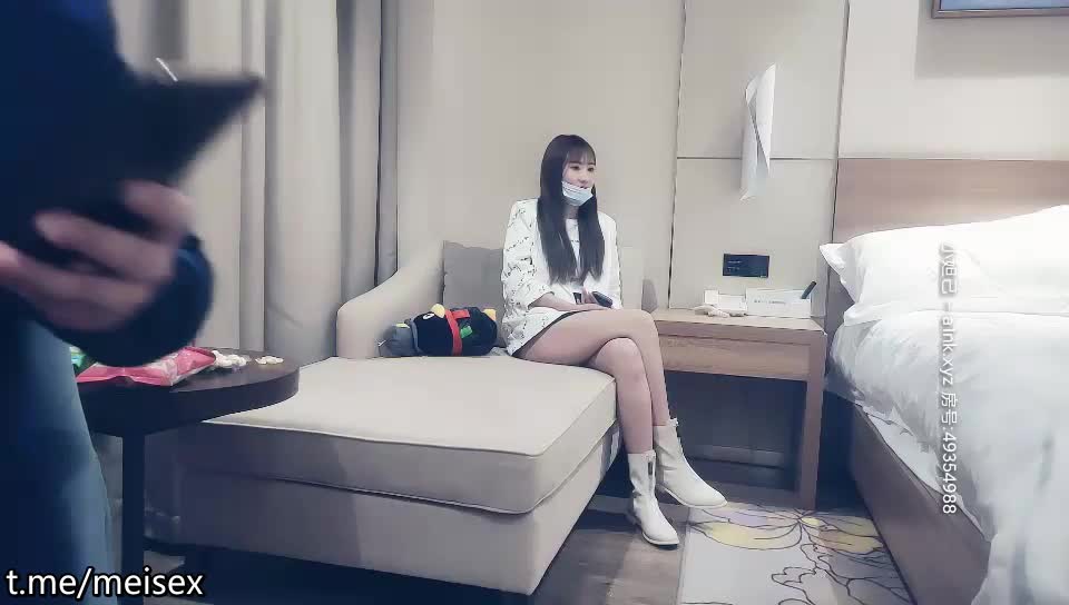 大长腿短裙妹子，撩起裙子摸屁股坐在身上，开档黑丝翘起掰穴后入猛操最后口爆#探花系列点此查看更多