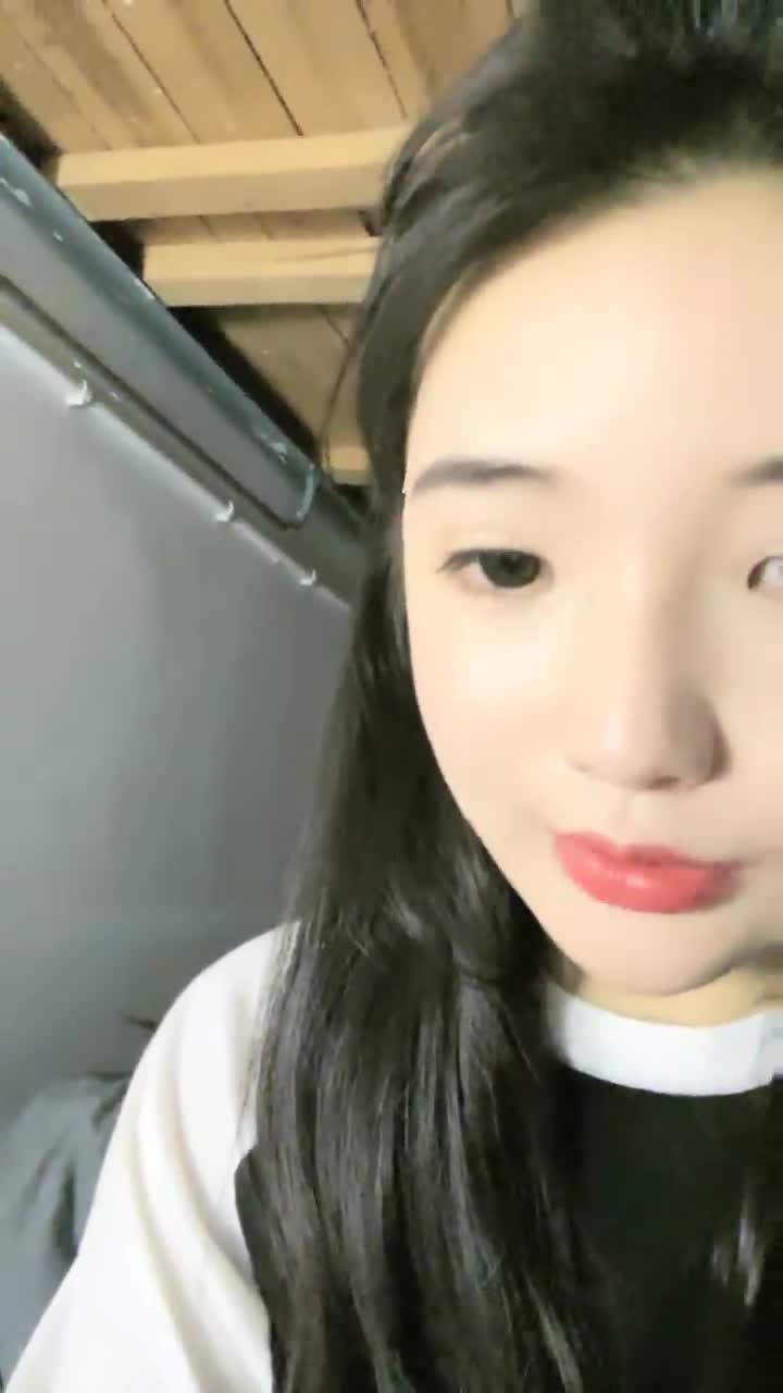 #大二学妹 G奶校花下海~纯到爆炸，【大二学妹】，宿舍脱光，天然白虎馒头穴，小穴超肥，奶子又大又软速游VPN跑满千兆只做最快