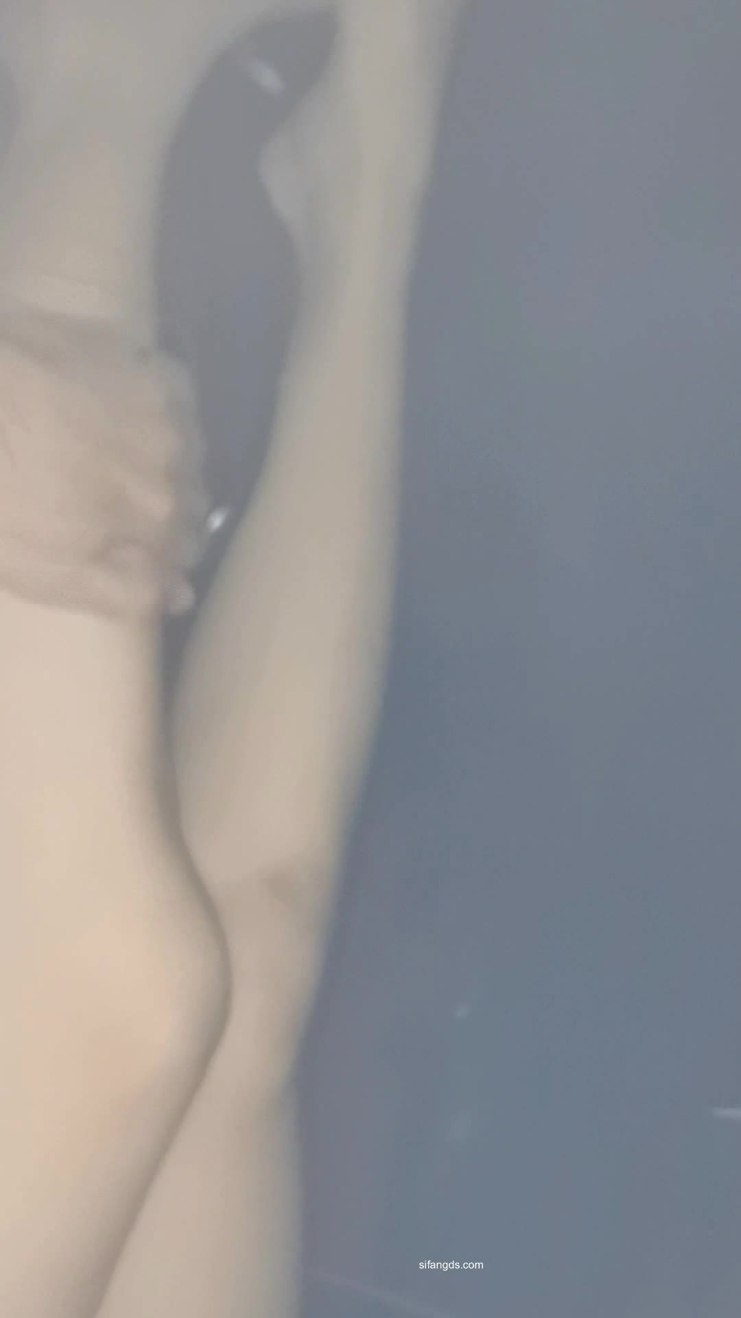 7月新品，大神【网调加约炮】专业线上线下忽悠套路玩弄学生妹，高颜值美少女自慰车震，非常小母狗