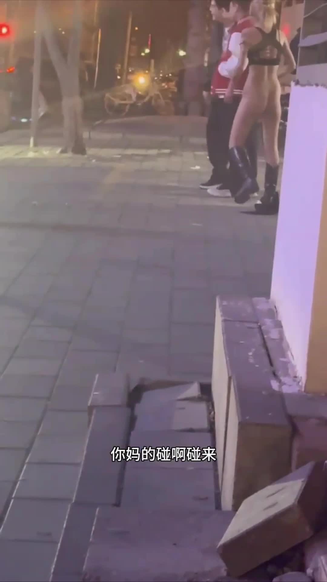 网曝门事件 河北捞女出轨，男友当街大骂“骚逼” 捞女气急败坏疯狂的骂还脱裤子露逼让来操无水印高清版